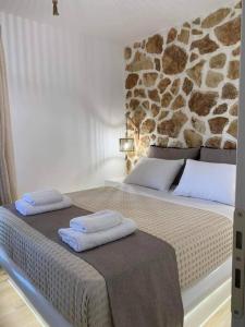 Кровать или кровати в номере Marikos House, Pyrgaki Alyko Naxos