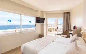 A bed or beds in a room at Hotel Samos