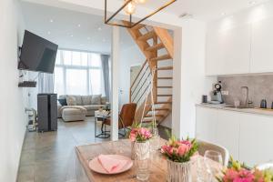 uma cozinha e sala de estar com uma mesa com flores em MAISON ROBERT em Modave