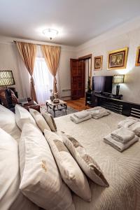 uma cama grande com almofadas num quarto em Porta Orientalis em Split