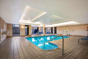 a large swimming pool in a hotel room at Sonesta Select Detroit Novi in Novi