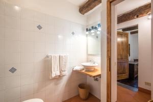 łazienka z umywalką i toaletą w obiekcie Podere Montorgialino w mieście Murlo