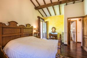 sypialnia z dużym łóżkiem w pokoju w obiekcie Podere Montorgialino w mieście Murlo