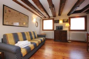 a living room with a couch and a table at Residence dei Mori in Venice