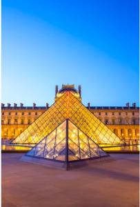 una estructura piramidal frente a un edificio en Ideal acces aux portes de Paris, en Cachan
