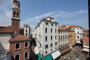 un groupe de bâtiments dans une ville dotée d'une tour d'horloge dans l'établissement Residence dei Mori, à Venise