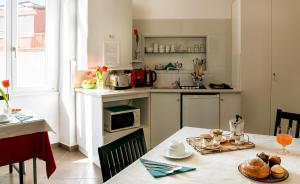 uma pequena cozinha com mesa e bancada em Carafa Suite By Enjoy Napoli em Nápoles