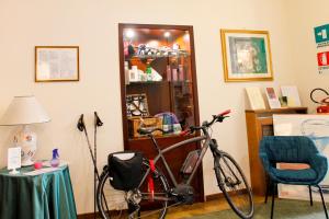 uma bicicleta numa sala com uma mesa e uma cadeira em Hotel Delle Ortensie em Fiuggi