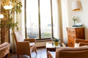 uma sala de estar com cadeiras e uma grande janela em Hotel Delle Ortensie em Fiuggi