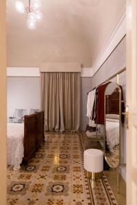 um quarto com duas camas e um espelho em 206 Via Roma em Linguaglossa
