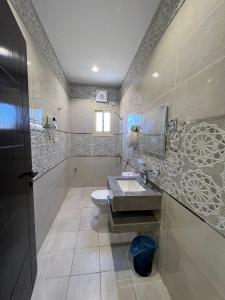 a bathroom with a sink and a toilet at السلطان للشقق المفروشة in AlUla