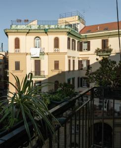 un bâtiment avec un escalier en face de celui-ci dans l'établissement Carafa Suite By Enjoy Napoli, à Naples