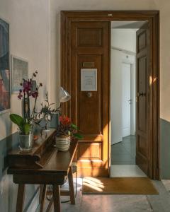 pasillo con mesa y puerta de madera en Carafa Suite By Enjoy Napoli, en Nápoles