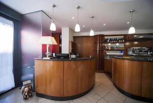 - une cuisine avec des placards en bois et un comptoir dans l'établissement Hotel Jana, à Rimini