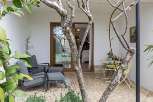 una sala de estar con un árbol en el primer plano en Apartments Zomzi, en Poreč