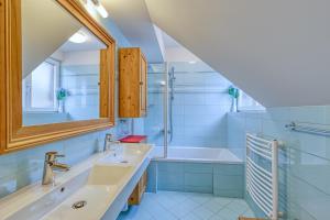 ein Badezimmer mit 2 Waschbecken und einer Badewanne in der Unterkunft Apartments ApArt Bled in Bled