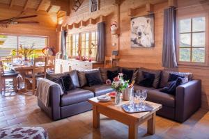 - un salon avec un canapé et une table dans l'établissement Chalet Flocon Magique - OVO Network, à Saint-Jean-de-Sixt