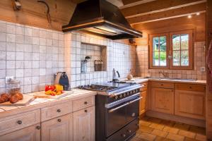 A kitchen or kitchenette at Chalet Flocon Magique - OVO Network