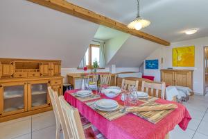 eine Küche und ein Esszimmer mit einem Tisch und Stühlen in der Unterkunft Apartments ApArt Bled in Bled