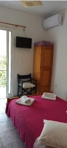 Ένα ή περισσότερα κρεβάτια σε δωμάτιο στο Sunny Room Lefkada +17 φωτογραφίες