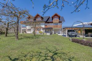 ein großes Haus mit einem Rasenplatz davor in der Unterkunft Apartments ApArt Bled in Bled