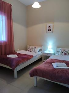 Кровать или кровати в номере Trousas apartments
