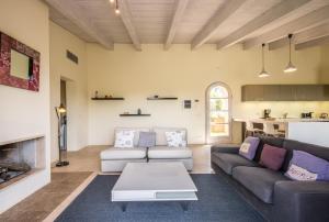 ein Wohnzimmer mit einem Sofa und einem Tisch in der Unterkunft Chalet Rosmarino in Trequanda