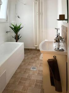 Kolibri Central Apartment في بودابست: حمام مع حوض ومرحاض ومغسلة