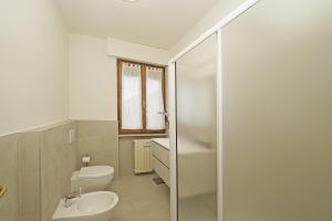 y baño con aseo, lavabo y ducha. en Casa Pelèr - Gardagate, en Toscolano Maderno