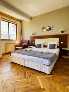 ein Schlafzimmer mit einem großen Bett in einem Zimmer in der Unterkunft Private Rooms Trakiets in Pomorie