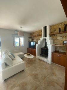 Una sala de estar con un sofá blanco y una chimenea. en Casa Helen, en Torrox 9 fotos más