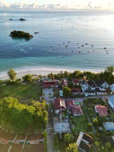 una vista aérea de un complejo junto al océano en Berjaya Praslin Resort en Anse Volbert Village