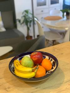 un bol de fruta sentado en una mesa en Apartamento Vallecas Plaza en Madrid