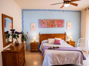 1 dormitorio con 1 cama y ventilador de techo en Holiday Home Mestral by Interhome, en Alcanar