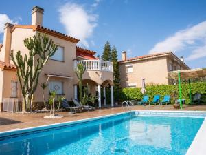 Bazén v ubytování Holiday Home Mestral by Interhome nebo v jeho okolí