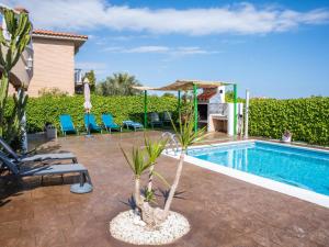 Bazén v ubytování Holiday Home Mestral by Interhome nebo v jeho okolí