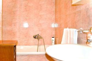 bagno con lavandino, vasca e servizi igienici di Civico 18- La tua casa in centro a Latina
