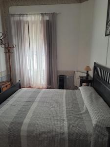 a bedroom with a large bed and a window at Casa de La Parra in Valverde de Júcar