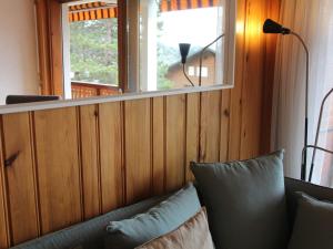 ヴィラール・シュル・オロンにあるApartment Topaze 2 by Interhomeの窓付きの客室で、ソファ(枕付)
