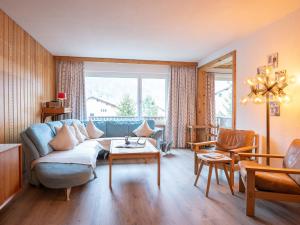 Posezení v ubytování Apartment Chesa Clüs 6 by Interhome