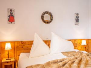 Postel nebo postele na pokoji v ubytování Apartment Chesa Clüs 6 by Interhome