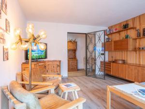 TV a/nebo společenská místnost v ubytování Apartment Chesa Clüs 6 by Interhome