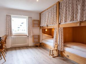 Apartment Chesa Clüs 6 by Interhome tesisinde bir odada yatak veya yataklar