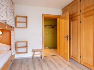 Postel nebo postele na pokoji v ubytování Apartment Chesa Clüs 6 by Interhome