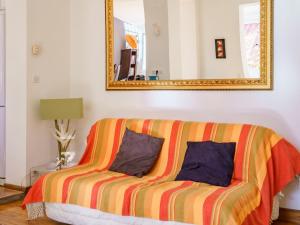 サン・ジャン・ド・リュズにあるApartment Orpia by Interhomeのベッド(カラフルな毛布、鏡付)