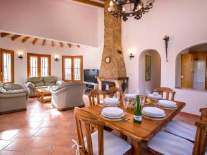 sala de estar con mesa de madera y chimenea en Holiday Home El Mirador by Interhome, en Monte Pego