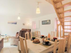 eine Küche und ein Esszimmer mit einem Tisch und Stühlen in der Unterkunft Holiday Home Va Zi Bihan - GUI111 by Interhome in Guissény