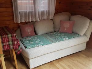 ein Sofa mit zwei Kissen auf einem Zimmer in der Unterkunft Chalet Saurachberghütte - FEK100 by Interhome in Himmelberg