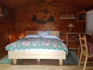 een slaapkamer met een bed in een blokhut bij Chalet Saurachberghütte - FEK100 by Interhome in Himmelberg