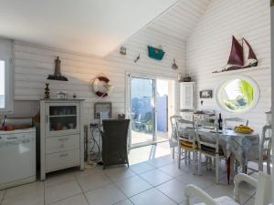 Η κουζίνα ή μικρή κουζίνα στο Holiday Home Penn an Aod by Interhome